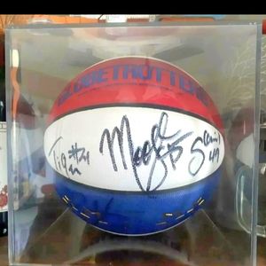 HARLEM GLOBETROTTERS TEAM SIGNED GOLD GAME BALL | MOOSE, SQUIRREL, ACE, COACH+👍